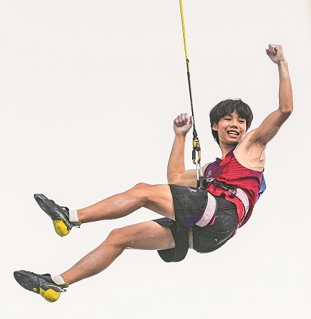 对准面前的, 月的国际攀